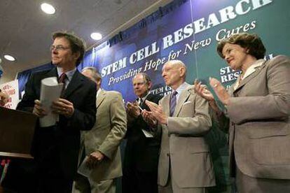 Michael Fox agradece los aplausos tras su intervención sobre la investigación con células madre en Capitol Hill.