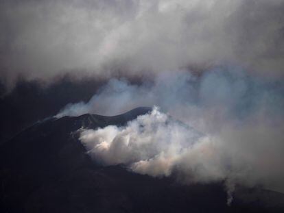 El volcán de Cumbre Vieja, en La Palma, este viernes.