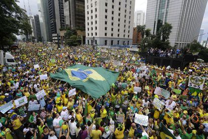 Manifestantes marchan para pedir la dimisión de Dilma Rousseff en Sao Paulo, Brasil.