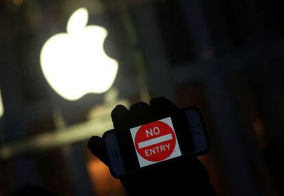 Un manifestante muestra su apoyo a Apple en Nueva York.