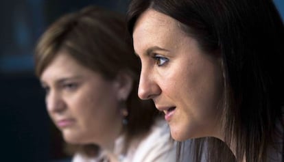 María José Català, portavoz del Consell, junto a la consejera Isabel Bonig tras el pleno.
