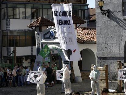 Instante en el que cinco hombres con la cara cubierta, abren pancartas pidiendo el acercamiento de reclusos de ETA durante las fiestas de Leitza ( Navarra) .