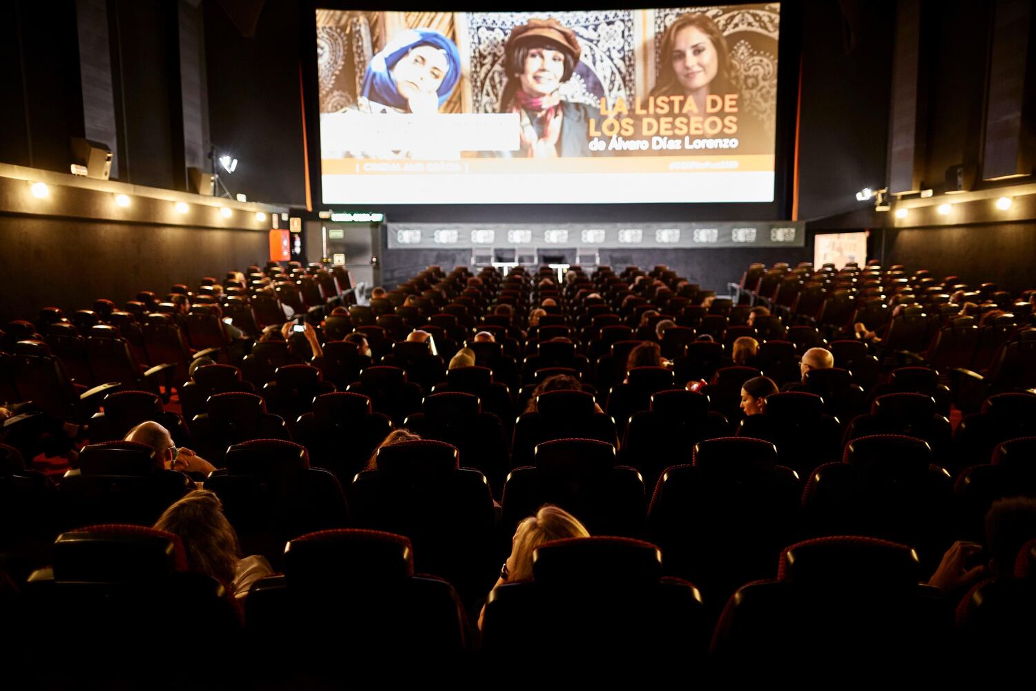 Espectadores protegidos con mascarillas esperan el comienzo de la película 'La Lista de los Deseos', dentro del BCN FILM FEST, Barcelona.