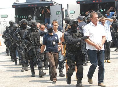 Agentes de la policía federal mexicana acompañan a 44 detenidos en la operación