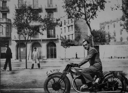 Un joven Joaquín Tusquets montando en una moto.