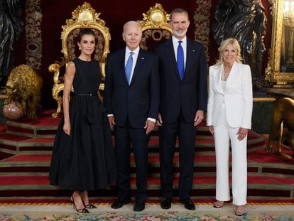 La reina Letizia, el presidente de EE UU, Joe Biden, Felipe VI y la primera dama estadounidense, Jill Biden, posan en el Palacio Real de Madrid, antes de la cena de gala