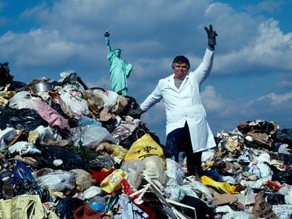 El profesor William Rathje, fotografiado en 1989 en Nueva York, a bordo de una barcaza cargada con basura.