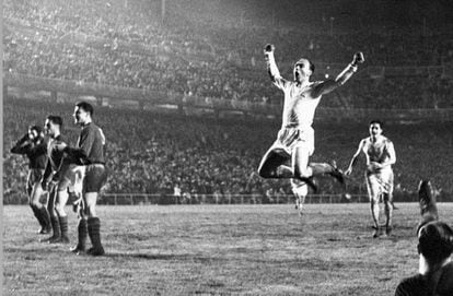 Di Stéfano celebra un gol de su equipo en el partido de Copa de Europa de 1958 ante el Vasas de Budapest, en el que el Real Madrid ganó 4-0. La instantánea pasaría a la historia e inspiraría años después la talla de una estatua del jugador argentino.