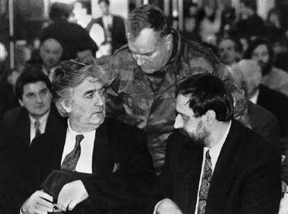 Goran Hadzic (d), junto al exlíder serbobosnio Radovan Karadzic (i) y al exgeneral Ratko Mladic (c), en una foto de archivo de 1993.