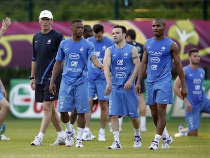 Blanc observa sus jugadores en un entrenamiento