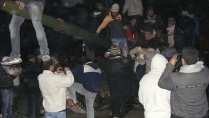 Foto tomada por un libio y difundida por AP que muestra gente manifestándose en Bengasi