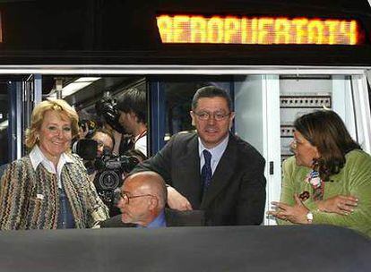 Esperanza Aguirre, Alberto Ruiz-Gallardón y la consejera de Transportes, Elvira Rodríguez, durante la inauguración.