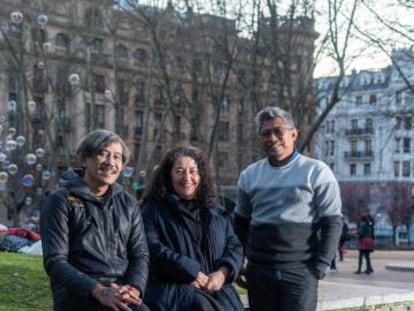 De izquierda a derecha, Indra Ameng, Ayşe Güleç y Ade Darmawan, en febrero en Bilbao.