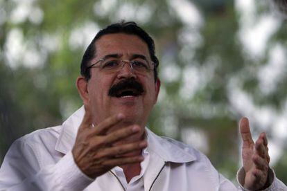 El expresidente Manuel Zelaya después de una reunión en el tribunal electoral.