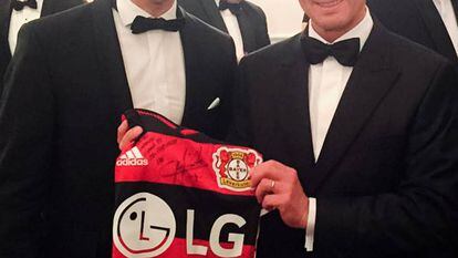 Chicharito (i) y Peña Nieto, anoche en Alemania
