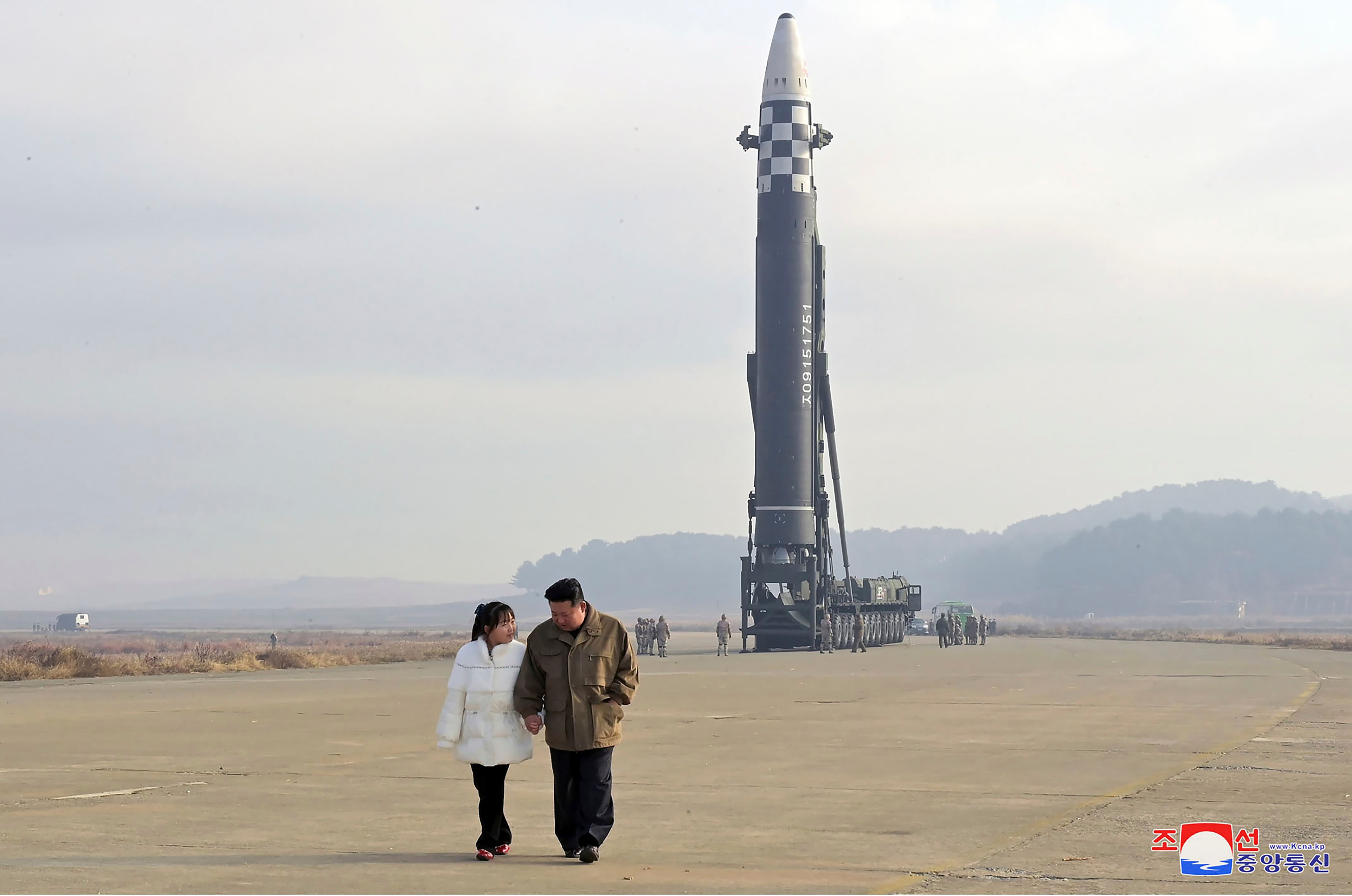 Kim Jong-un y su hija mediana, minutos antes del lanzamiento de un misil, el 18 de noviembre en el aeropuerto internacional de Pyongyang.