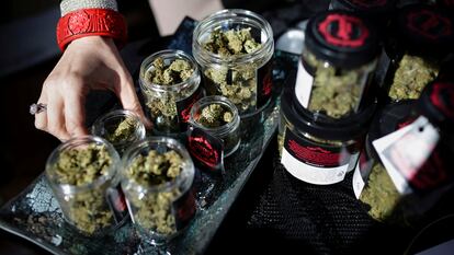 Un empleado preparaba las dosis de marihuana en una tienda de Oakland (California) en abril de 2018.
