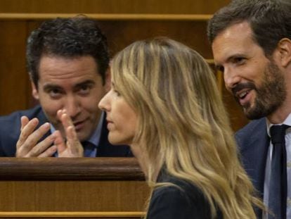 La portavoz parlamentaria del PP saliente, Cayetana Álvarez de Toledo, en presencia de Pablo Casado (derecha) y el secretario general del PP, Teodoro García Egea.