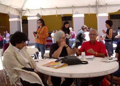 El escritor peruano Fernando Iwasaki y la poetisa y ensayista puertorriqueña Lilliana Ramos Collado (de izqda. a dcha.), en la segunda jornada del Festival de la Palabra de Puerto Rico.
