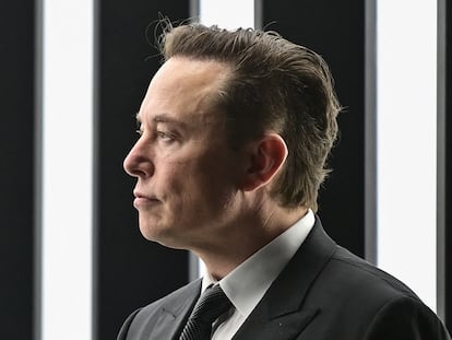 Elon Musk, un multimillonario que, según cuentan, duerme a veces en el suelo.