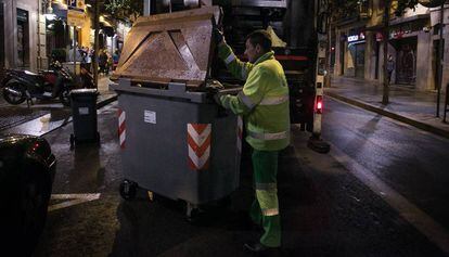 Recogida de la basura en Barcelona.
