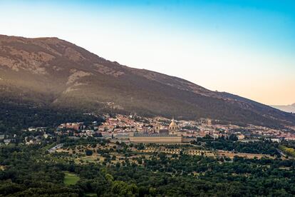 El Escorial presume de un título exclusivo: paisaje de paisajes. Y podría reclamar a la Unesco que también es eso, un paisaje cultural integrado de arquitectura, naturaleza y siglos.