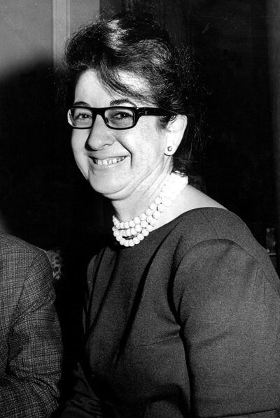 La escritora Concha Alós tras ganar el Premio Planeta en 1964.