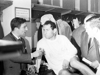 Miguel Ors, a la izquierda, entrevista a Gento tras la final de la Copa de Europa de 1966 en el estadio de Heysel, Bruselas.