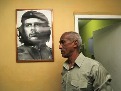 Hildebrando Chaviano, con una imagen del Che Guevara.