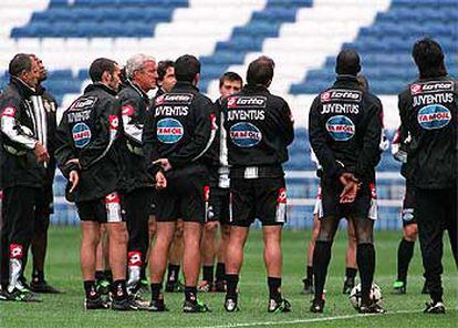 Marcello Lippi habla rodeado de los jugadores del Juventus, ayer en el Bernabéu, durante el entrenamiento.