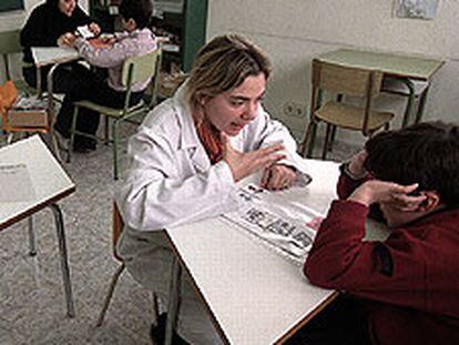 Dos profesoras trabajan con niños autistas en Madrid.