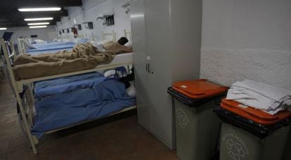 Personas sin hogar descansan en un albergue madrile&ntilde;o.