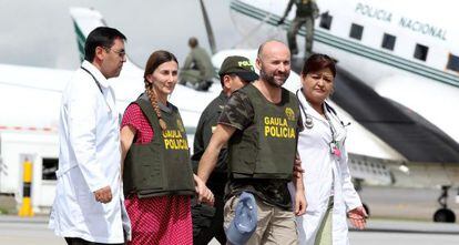 Ángel Sánchez Fernández y María Concepción Marlaska llegan a Bogotá tras su liberación.