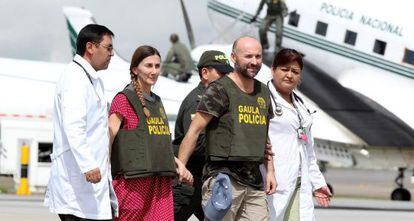 &Aacute;ngel S&aacute;nchez Fern&aacute;ndez y Mar&iacute;a Concepci&oacute;n Marlaska llegan a Bogot&aacute; tras su liberaci&oacute;n. 