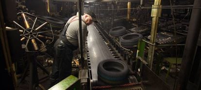 Línea de producción de la factoría de neumáticos Continental en Aachen, Alemania.