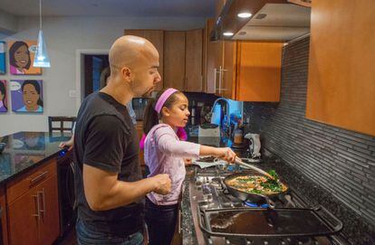 Taryn Robinson cocina con ayuda de su padre, Keith, en Evanston (Estados Unidos), el 23 de enero de 2016.