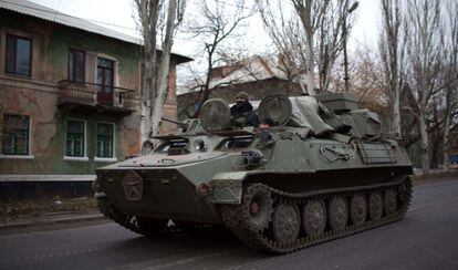 Un tanque circula este miércoles por las calles de Torez, en el este de Donetsk.