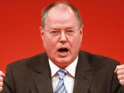El l&iacute;der del Partido Socialdem&oacute;crata de Alemania, Peer Steinbr&uuml;ck,  durante su discurso en el congreso extraordinario del domingo en Augsburgo.