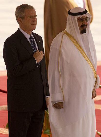 George Bush y el rey Abdalá, durante la recepción del presidente norteamericano en el aeropuerto de Riad.