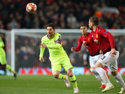 Leo Messi corre por el balón ante la mirada de Shaw.