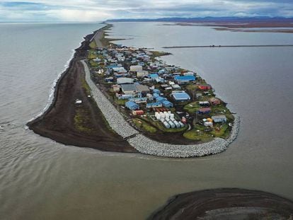 Imagen aérea de un pueblo de la región de Kivalina, Alaska, amenazado por el aumento del nivel del mar. En vídeo, declaraciones de un experto del IPCC.
