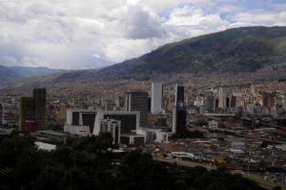 Fotografía tomada en julio de 2011 en la que se registró una vista panorámica de Medellín (Colombia), designada este viernes como la ciudad más innovadora del mundo. EFE/Archivo