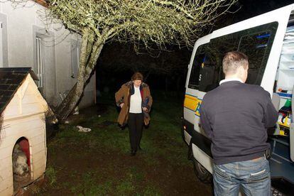 7.26. SALIDA DE O SAVIÑAO (LUGO). La paciente Gloria Otero sale de su casa en Abuime, en el Ayuntamiento lucense de O Saviñao, dispuesta a emprender un viaje de casi 200 kilómetros de ida y otros tantos de vuelta para recibir una radiación de cinco minutos en el Centro Oncológico de Galicia, en A Coruña.