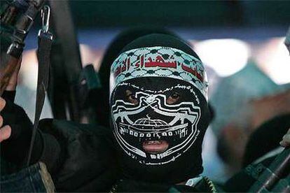 Un militante palestino enmascarado asiste armado a un mitin del partido Al Fatah.