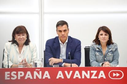 De izquierda a derecha, la presidenta del PSOE, Cristina Narbona, el presidente del Gobierno, Pedro Sánchez, y la portavoz socialista en el Congreso, Adriana Lastra, en 2019.