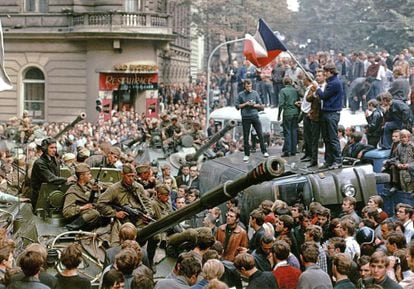 Ciudadanos de Praga rodean los tanques soviéticos frente al edificio de la estación de radio checoslovaca en el centro de la ciudad durante el primer día de la invasión liderada por los soviéticos, el 21 de agosto de 1968.