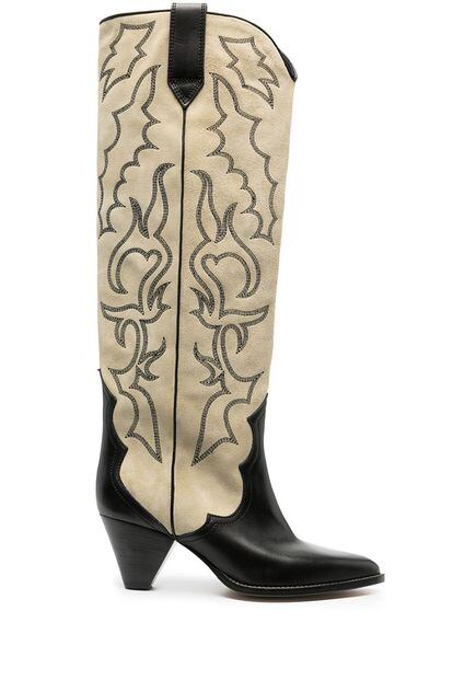 La diseñadora parisina Isabel Marant fusiona la estética tradicional de las botas altas con el más puro estilo western. Un diseño con una estratégica combinación cromática como la pieza clave en tu vestidor este otoño. 990€