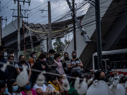 Un grupo de personas participa en una vigilia tras el accidente de la línea 12 del metro de Ciudad de México, el 7 de mayo de 2021.