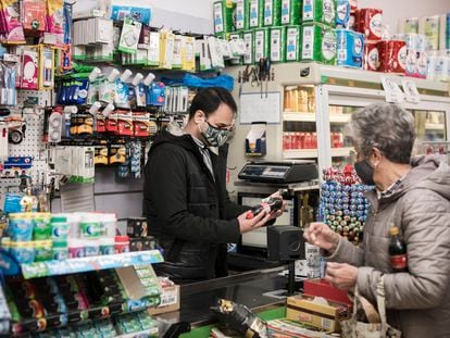 Rustem Iqbal, propietario del mini supermecado Pim Pam de la Calle Girona de Barcelona.