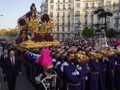 Miembros de una cofradía portan la imagen de Jesús de Medinaceli durante la procesión en Madrid.